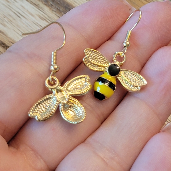 💥RESTOCKED💥Dainty Bumblebee Dangle Earrings - Picture 3 of 4